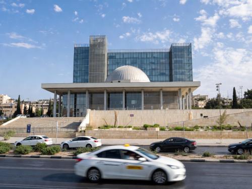 התחבורה על סדר היום: כיצד שיקולים פוליטיים מעצבים את עתיד שוק המוניות בישראל