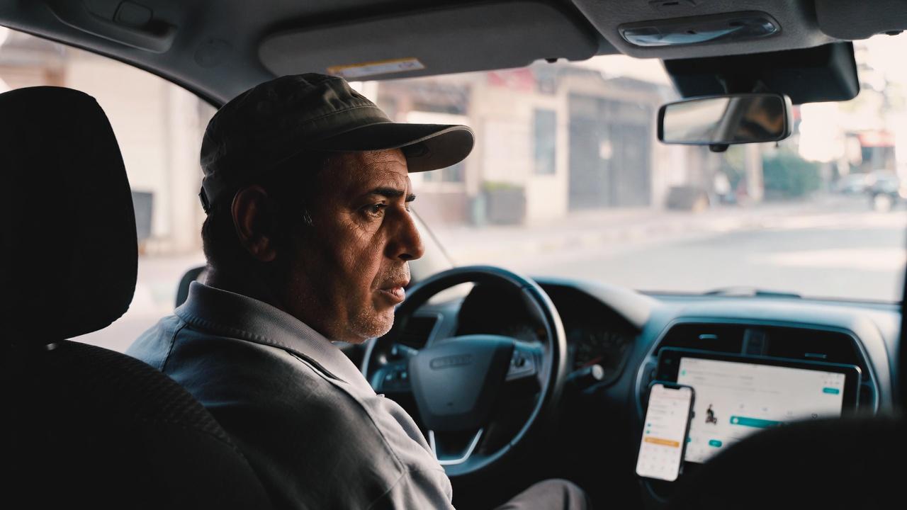 נהגי המוניות והציבור בישראל: בין ביטחון תעסוקתי לשירות חכם ומתקדם