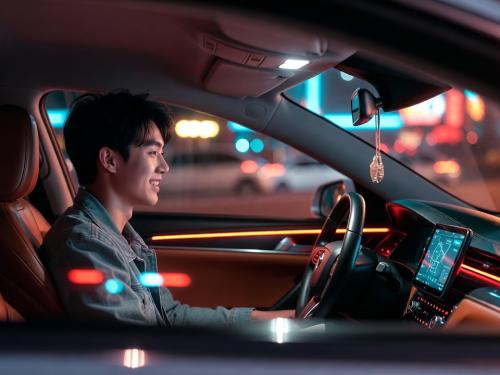 החיים על הכביש: איך הטכנולוגיה משנה את תרבות הנהיגה והלייף סטייל של הדור החדש