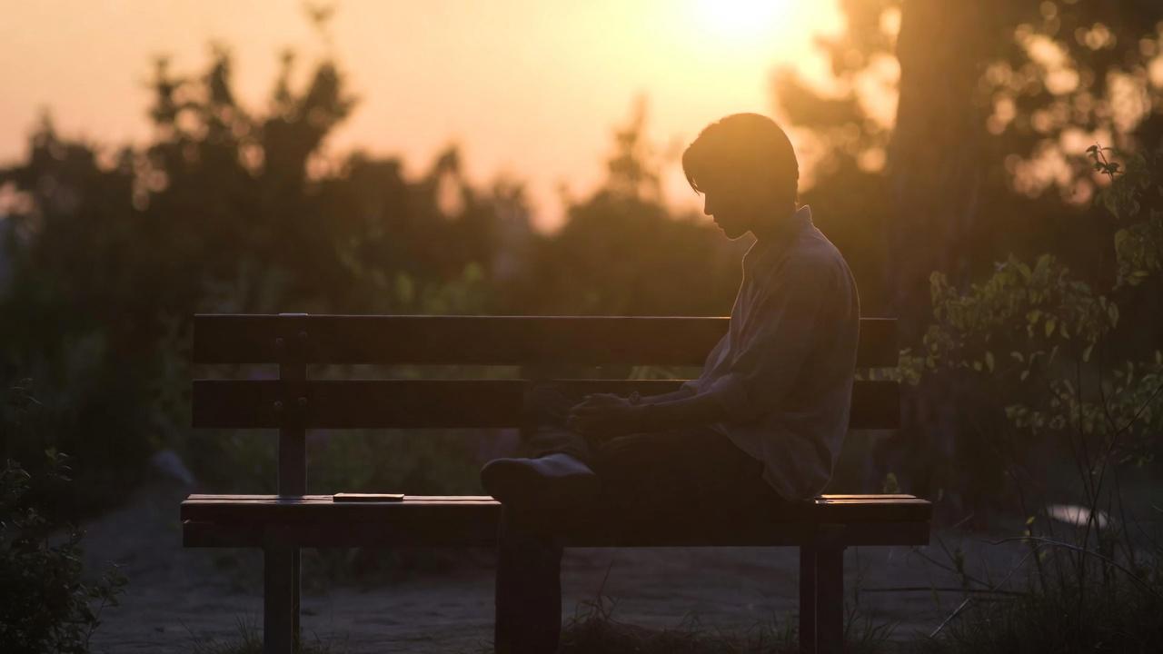 איך להאט את הקצב בעידן של עומס תמידי ולחזור לחיים מאוזנים