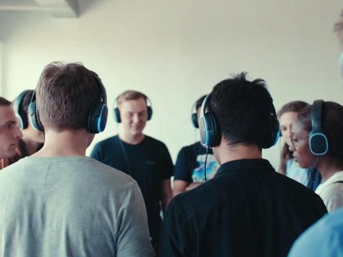 מפגש קולות: איך פודקאסטים יוצרים קהילה ולא רק תוכן