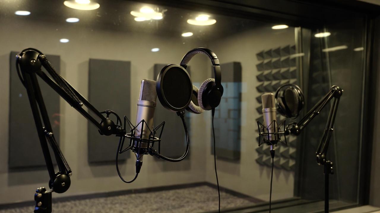 עידן הפודקאסטים: למה שיחה עמוקה חזרה למרכז הבמה